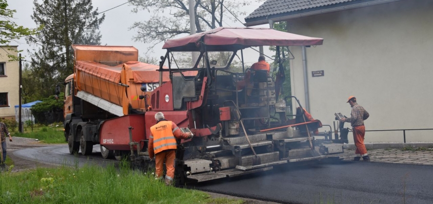 Układanie pierwszej warstwy asfaltu na ul. Stalmacha w Bażanowicach, fot. T. Lenkiewicz